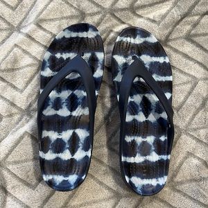 Crocs Navy Blue Tie Die Flop Flops